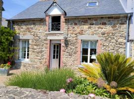 Maison de 2 chambres avec terrasse amenagee et wifi a Le Vivier sur Mer，位于滨海勒维维耶的别墅