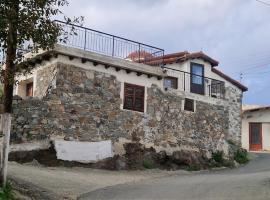 THE ROCK HOUSE - Beautiful countryside with mandarins oranges and olive trees,. Near Limassol at Eptagonia village.，位于Ephtagonia的度假屋