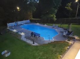 Home-Made-In-Hickory-Large Home with a Pool! Fun!，位于希科里的酒店