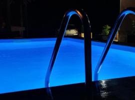 OAZA，位于莫克拉戈拉的带泳池的酒店