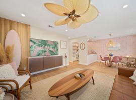 Luxury Villa 3 Blocks from the Beach with Pool a Fire Pit and Outdoor Oasis，位于卡纳维拉尔角的酒店