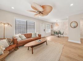 Luxury Villa 3 Blocks from the Beach with a Pool, Fire Pit and Outdoor Oasis，位于卡纳维拉尔角的酒店