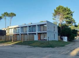 Duplex Pinamar norte frente al bosque，位于皮纳马尔的酒店