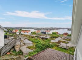Awesome Apartment In Kungshamn With House Sea View，位于王室港的酒店