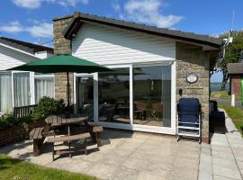 VALLEY VIEW self-catering coastal bungalow in rural West Wight，位于淡水的高尔夫酒店