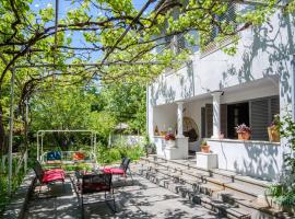 Vintage Villa Saguramo，位于Bitsmendi的酒店