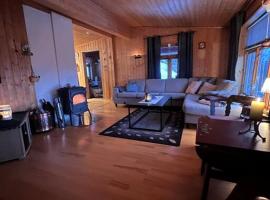 Cozy and spacious cabin，位于Svensby的酒店