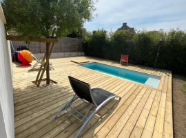 Charmante maison avec piscine，位于Beaussais sur Mer的低价酒店