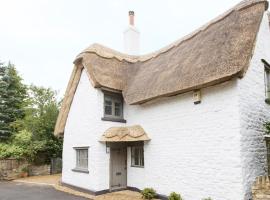 The Bee Cottage Rutland - 17th century thatched.，位于Cottesmore的酒店