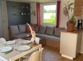 Mobil-home 3 chambres dans camping *** avec piscine，位于Plouézec的露营地