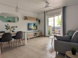 Apartamento Las Palmeras - Con Terraza, barbacoa, aire acondicionado y a 250m de la playa!，位于洛斯阿尔卡萨雷斯的公寓