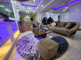 Exquisite and Cozy 3-bedroom Apt with hot-tub, WiFi, DSTV, and Inverter Power Backup，位于Agege的酒店
