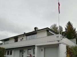 Ett-to rom til leie i et privat hus，位于BrumunddalBrumunddal Alpin Ski Lift附近的酒店