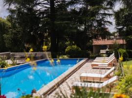 Las Araucarias Hotel，位于洛博斯的酒店