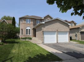 Lavish 4BR House Near Simcoe Lake & FH Resort，位于Innisfil的酒店