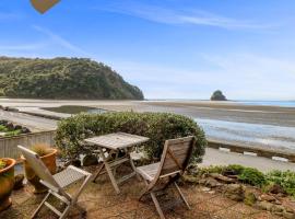 Beachside Bliss - Waiwera Beachfront Holiday Home，位于奥雷瓦的酒店