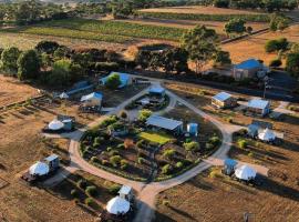 Bukirk Glamping & Luxury Cabins，位于克莱尔的酒店