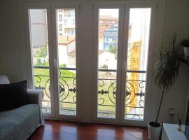 piso 2, en Piedrasblancas a 5 min, 1,5 kilometros de la playa de salinas，位于彼德拉斯布兰卡斯的度假屋