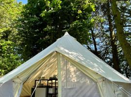 RosaBell Bell Tent at Herigerbi Park，位于Lincolnshire贝尔顿伍兹酒店和乡村俱乐部附近的酒店