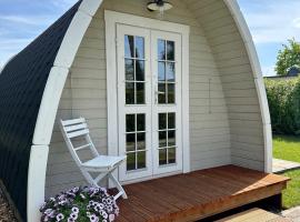 LODGE, een super knus tiny house, nabij vaarwater en haven!，位于Belt-Schutsloot的露营地