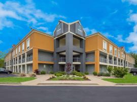 Clarion Pointe Indianapolis Northeast，位于卡斯尔顿的酒店