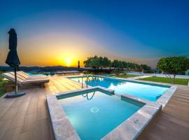 Mythic Olive villa - Heated Pool - Amazing view，位于PerivóliaLimnoupolis水上乐园附近的酒店