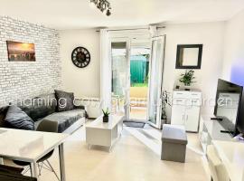 Charming cosy apart with garden free parking，位于克莱苏伊的酒店