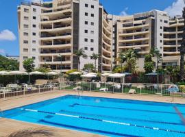 Amazing Apartment in Raanana & Swimming pool and Jacuzzi，位于赖阿南纳的酒店