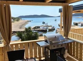 SOL- Seafront House Croatia: your holiday first row to the beach，位于德拉格的酒店