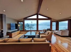 Deep Cove Stunning Waterfront Whole House，位于北温哥华的酒店
