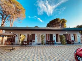 Holiday Cabins Vlore，位于伏罗拉的酒店