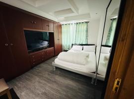 UNIQUE ROOMS! 4beds double bed，位于Farnworth的住宿加早餐旅馆