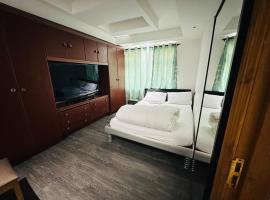 UNIQUE ROOMS! 4beds double bed，位于Farnworth的酒店