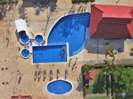 Centrally located in Jaco, walk to beach, beautiful pool! Each Villa Paradise is 1bd 1bath Condo Units sleep 5 or book both units and open connecting door for 10 ppl- Paradise Found!，位于雅科的酒店