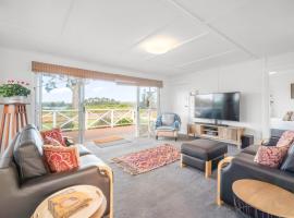 Mandalay Beach House on Pipe Clay Lagoon，位于Sandford的酒店