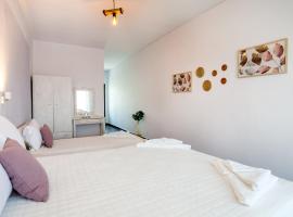 Mani&rsquo;s studios，位于斯卡拉索提罗斯的带停车场的酒店