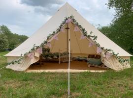 Camping By The River，位于Sutton Courtenay的豪华帐篷营地