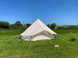 Unfurnished Bell Tent close to SWC path，位于哈特兰的豪华帐篷营地