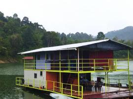 Houseboat Sinar Belum，位于宜力的度假短租房