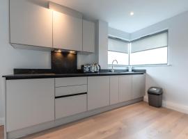 Apartment Forty Staines Upon Thames - Free Parking - Heathrow - Thorpe Park，位于斯坦斯的酒店