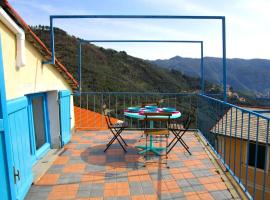 The Cinque Terre nest, with terrace and view，位于Montale的带停车场的酒店
