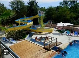 Mobile-home hyeres var climatisé dans camping avec piscine jusqu'à 6 personnes