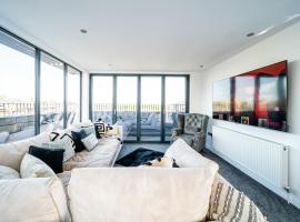 Luxurious 2-Bedroom Penthouse Apartment with Stunning Glass-Wall Views in Barnsley Town Centre，位于巴恩斯利的公寓