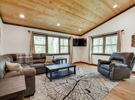 Private Hot Tub Hatfield Vacation Rental!，位于Merrillan的酒店