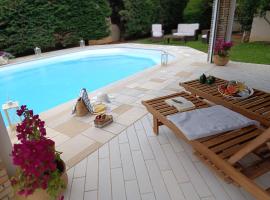 Celestial Azure Villa, your Athenian Country House Retreat，位于马科普隆的乡间豪华旅馆