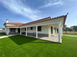 Monte na Barragem de Montargil com piscina，位于蒙塔吉尔的酒店