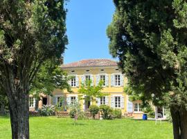 Villa Toscane - Atelier d'Artistes et B&B à 20 mn de Toulouse，位于Azas帕尔默拉高尔夫球场附近的酒店