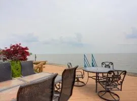 Waterfront Luna Pier Home 14 Mi to Downtown Toledo