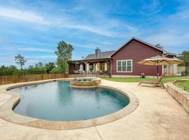 Sunny Smithville Getaway with Pool and Hot Tub!，位于Smithville的酒店