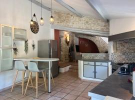 Charmante maison climatisée avec cour ombragée，位于Dions的酒店